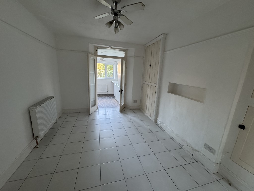 Lot: 37 - MID-TERRACE PROPERTY COMPRISING THREE-BEDROOM MAISONETTE AND GARDEN FLAT FOR IMPROVEMENT AND REPAIR - 52A Meadfoot Lane living room